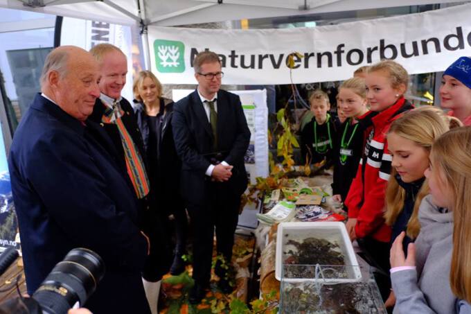Kong Harald møter Miljøagentene under 100-årsmarkeringen til Naturvernforbundet i Bergen i 2014. Foto: Naturvernforbundet